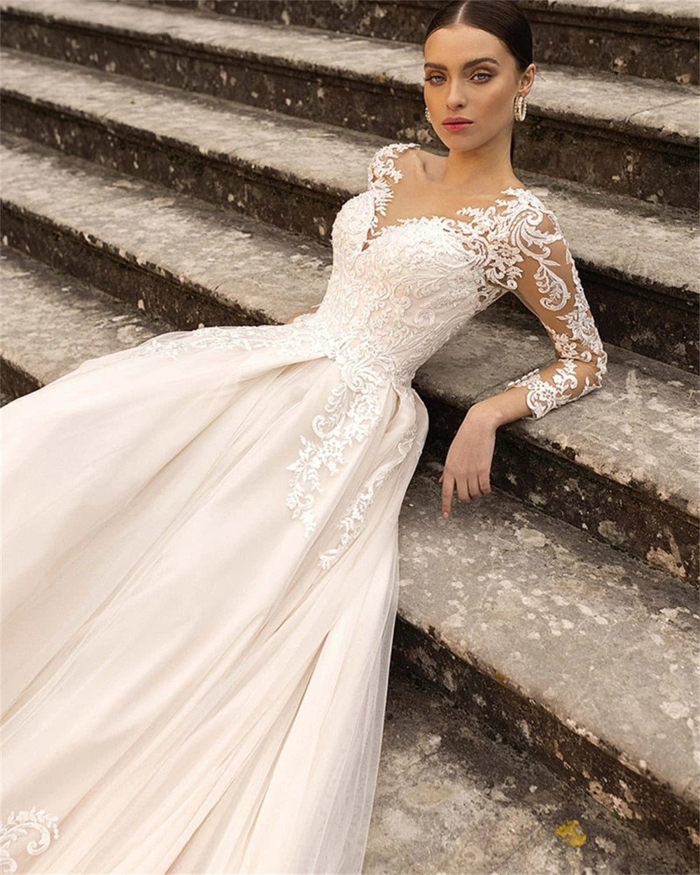 Elegant Princess Long Sleeves Wedding Dresses For WomenBridal Gown Lace Appliques Button Back Bride Dress Vestido De Noiva