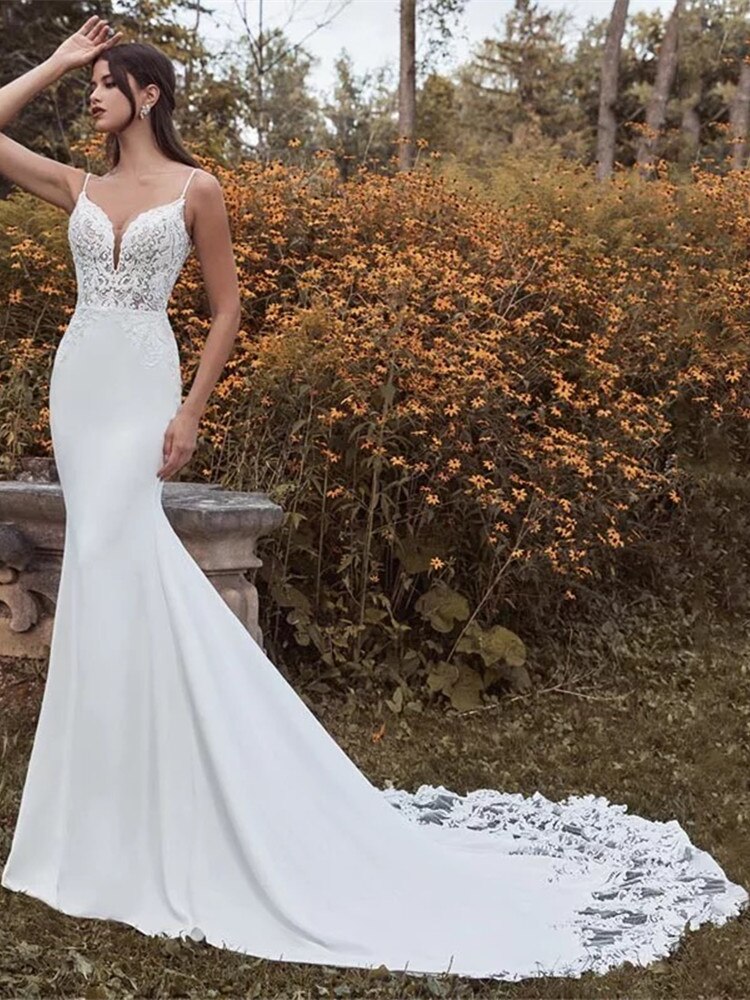 Elegant Sexy Mermaid Wedding Gowns V Neck Sleeveless Backless Spaghetti Strap Sweep Train Lace Applique Custom Made Bridal