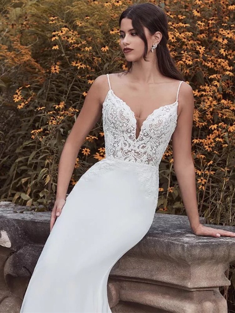 Elegant Sexy Mermaid Wedding Gowns V Neck Sleeveless Backless Spaghetti Strap Sweep Train Lace Applique Custom Made Bridal