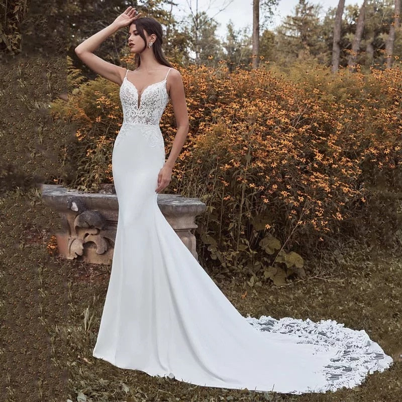 Elegant Sexy Mermaid Wedding Gowns V Neck Sleeveless Backless Spaghetti Strap Sweep Train Lace Applique Custom Made Bridal