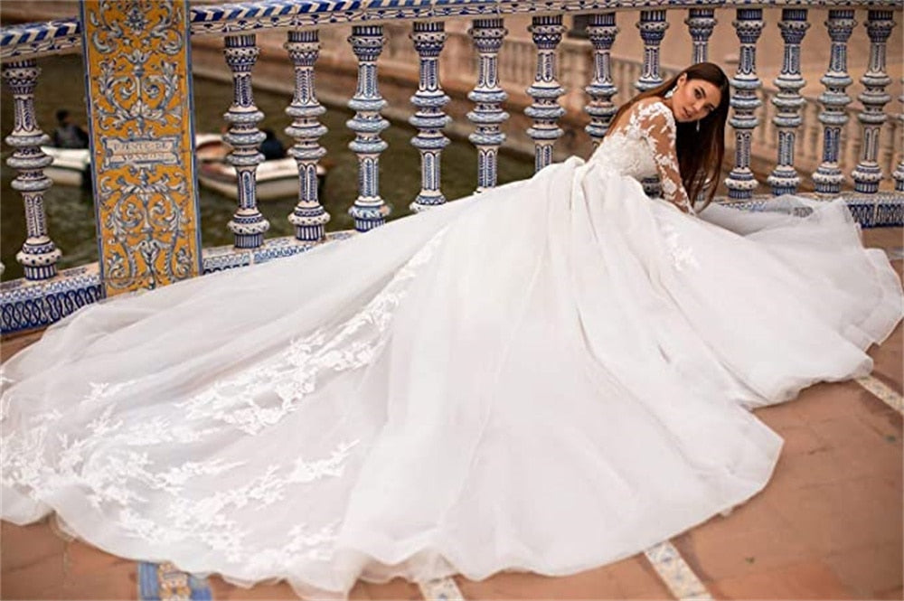 Elegant A-line Lace Appliques Wedding Dresse For Women Floor Length Lace Up Bridal Dress Chapel Train