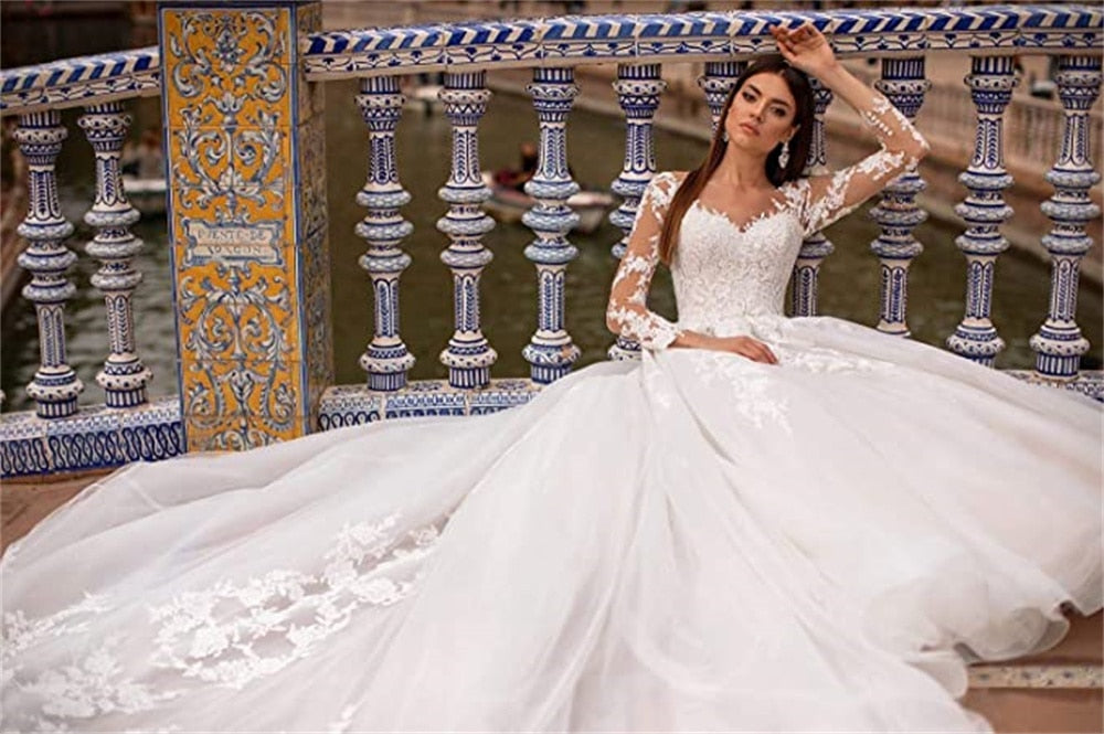 Elegant A-line Lace Appliques Wedding Dresse For Women Floor Length Lace Up Bridal Dress Chapel Train